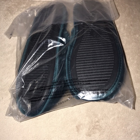 Victoria’s Secret closed toe Faux Fur slipper deepest green medium New - Picture 6 of 6